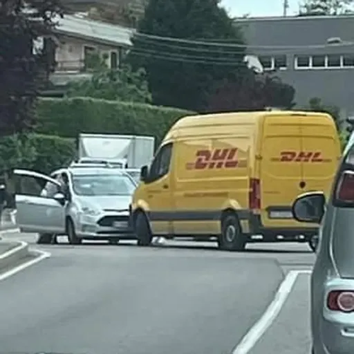 Scontro tra auto e furgone a Montorfano, paura per una donna - Cronaca