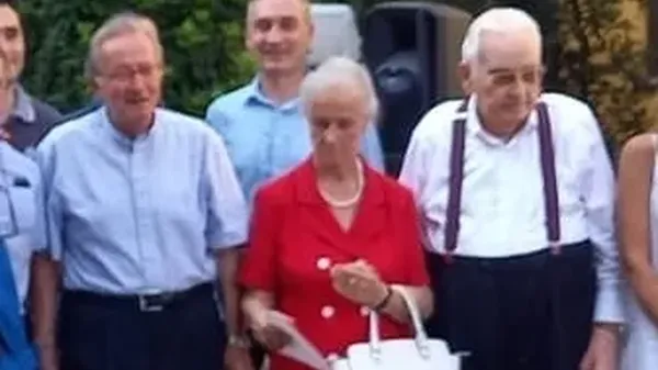 In prima fila da sinistra i premiati con il “Gigante d’oro”: don Costante Cereda, Clara Limonta in Calusi e Oberto Citterio.