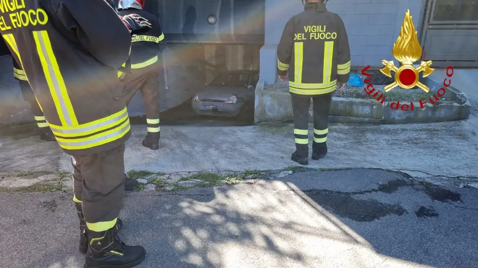 L’auto che ha sciacciato un uomo oggi, 19 settembre, in via F.lli Bronzetti a Como: intervento dei vigili del fuoco