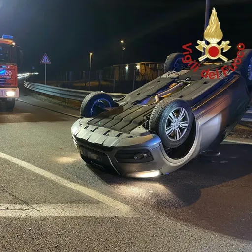 Si ribalta con l’auto: ferita una donna