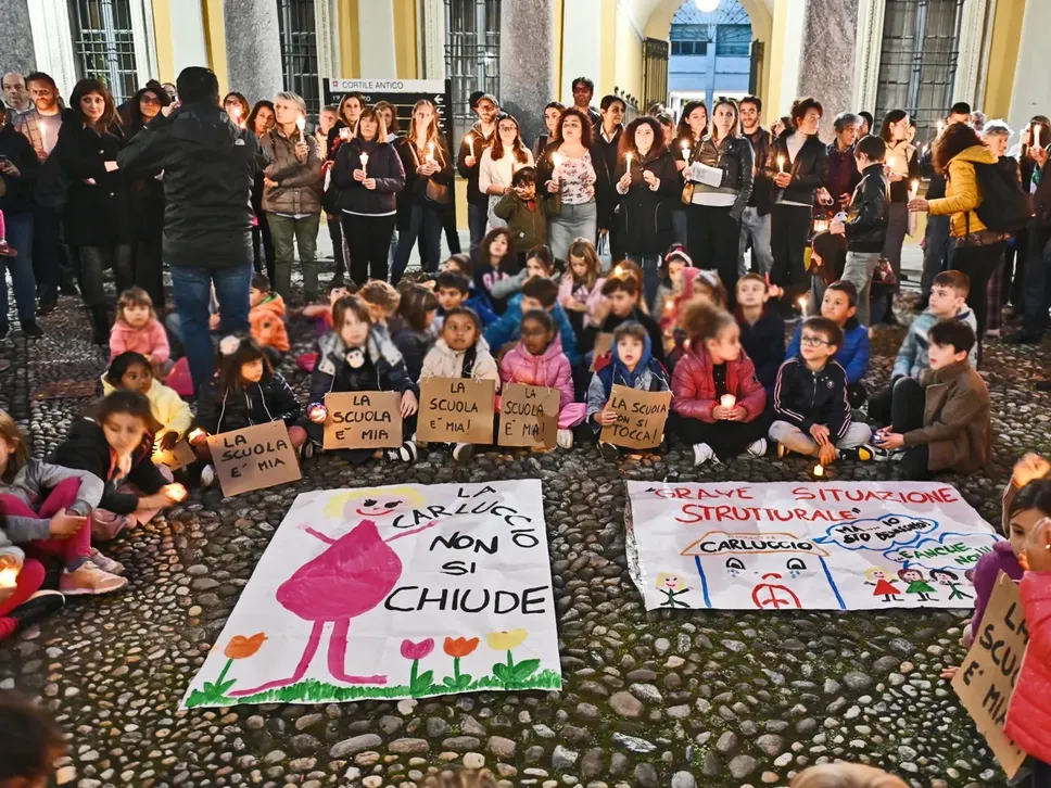 Il movimento Genitori scuola via Perti - asilo Carluccio ha organizzato la protesta nel cortile di Palazzo Cernezzi