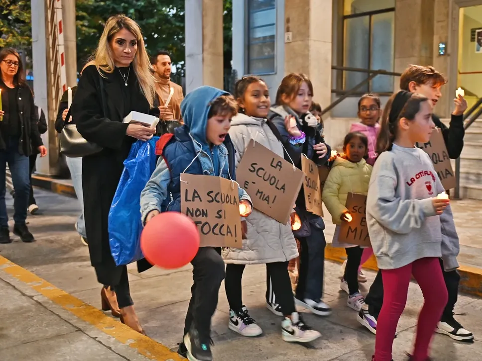 Tanti i bambini presenti ieri sera, insieme ai genitori, per protestare contro la chiusura delle scuole