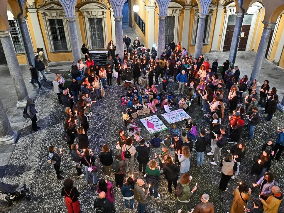 Quasi 200 al termine della serata le persone che hanno preso parte alla manifestazione di protesta