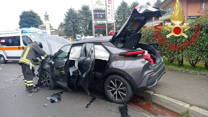 Scontro frontale tra auto a Cermenate, un ferito in ospedale - Cronaca