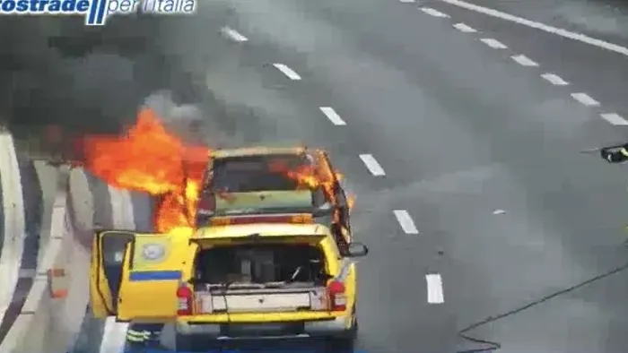 Auto in fiamme sull’A9: traffico bloccato in direzione nord