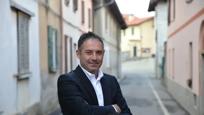 Castelnuovo Bozzente, Della Rosa per il tris e corre in solitaria