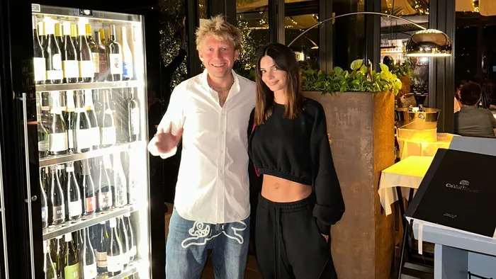 Emily Ratajkowski arriva sul lago di Como