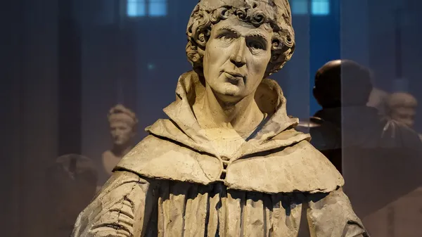 Calco della statua di Plinio il Vecchio sul Duomo di Como esposto nella mostra “Il catalogo del mondo” in corso a San Pietro in Atrio e in altri luoghi