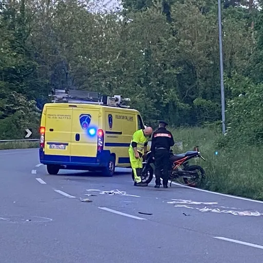 Scontro tra auto e moto: grave ragazzo di 19 anni - Cronaca, Fino Mornasco