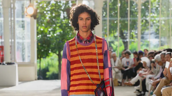 La sfilata di un capo di Pierre Louis Mascia a Pitti uomo