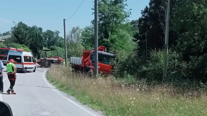 Fino, scontro frontale tra due camion. Morto uomo di 45 anni - Cronaca ...