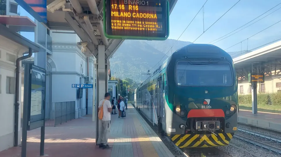 Un convoglio della Milano-Asso alla stazione di Erba