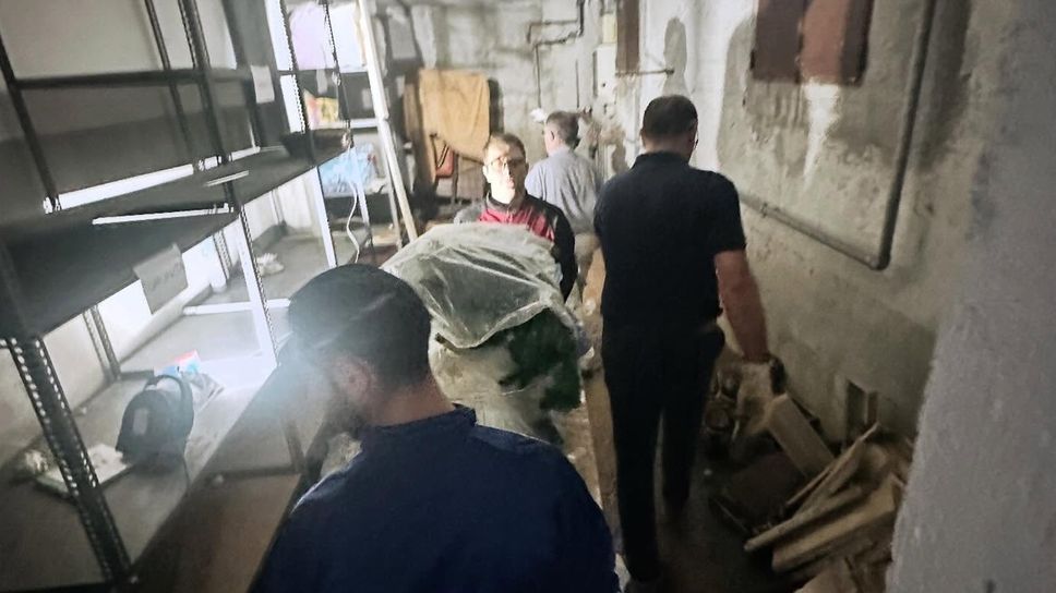 Volontari al lavoro alle scuole di Vighizzolo