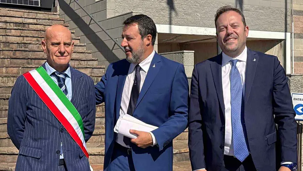 Il sindaco Mauro Caprani ieri con il ministro Matteo Salvini e il deputato Eugenio Zoffili a Lariofiere