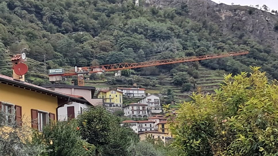 La gru che si trova in frazione Terza. Da ormai quattordici anni