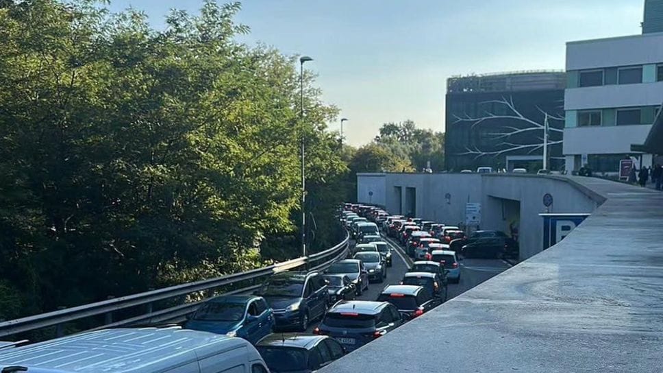 Le auto incolonnate nella zona dell’ospedale Sant’Anna nella foto di Orgoglio Comasco