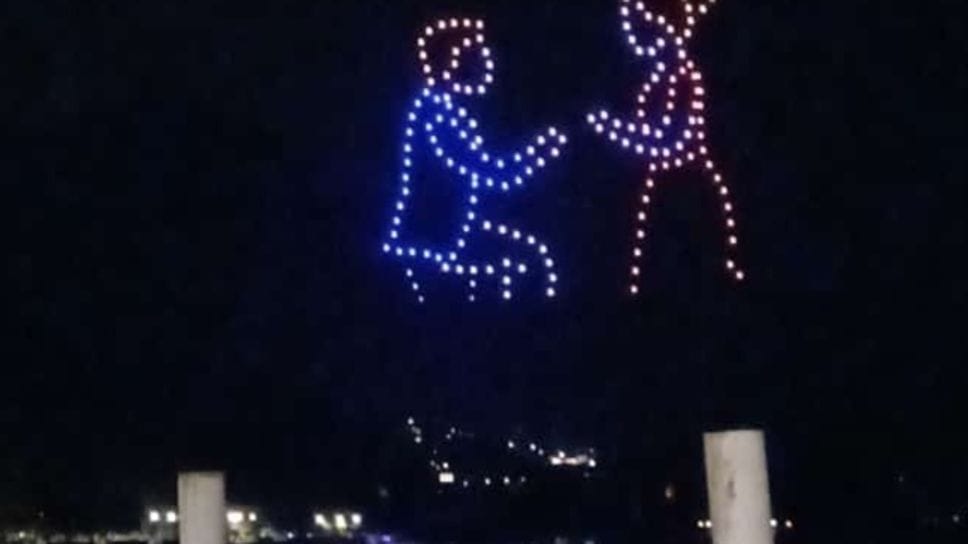 Lo spettacolo luminoso sopra il lago a Bellagio