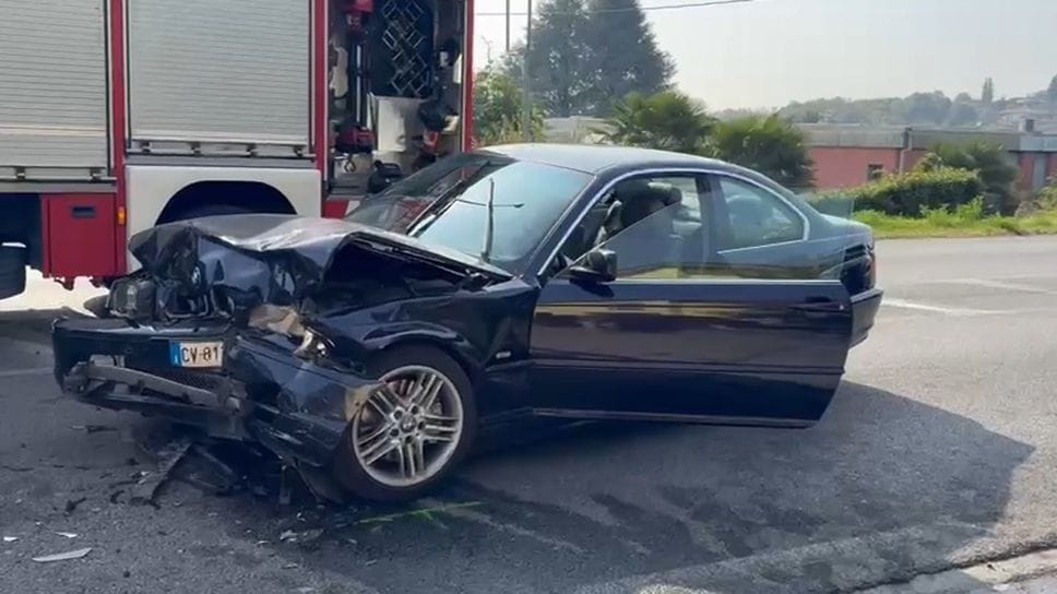 Uno dei mezzi coinvolti nell’incidente di Albese (Cusa) Uno dei mezzi coinvolti nell’incidente di Albese (Cusa)