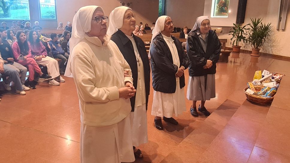 Le quattro suore salutate in chiesa dai lipomesi Le quattro suore salutate in chiesa dai lipomesi