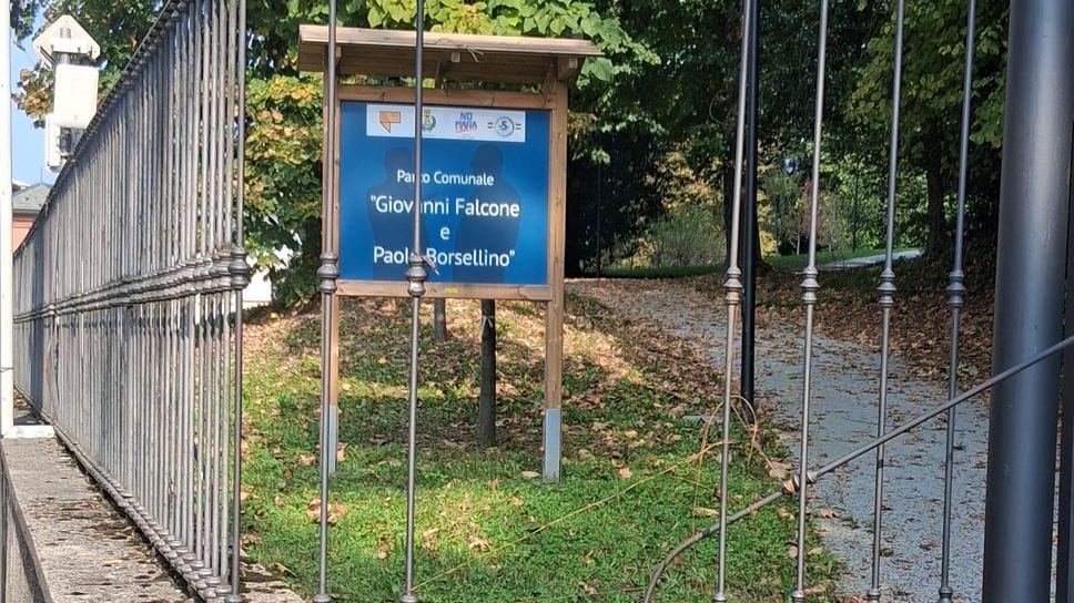 Le sbarre divelte a lato dell’ingresso del parco, in via Dante