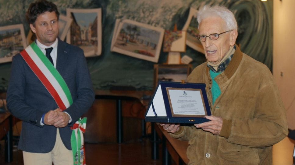 Umberto Battaglia premiato dall’attuale sindaco di Menaggio, Michele Spaggiari
