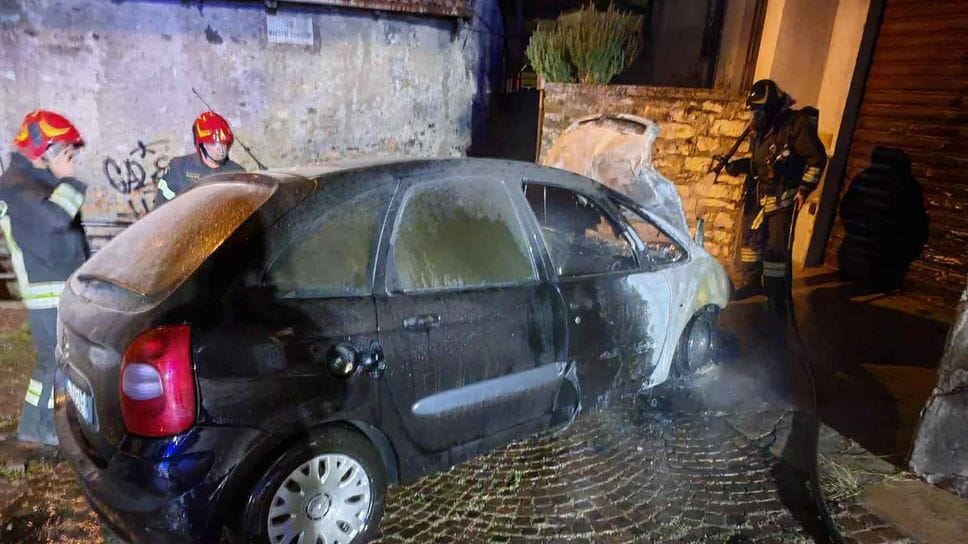 L’auto andata distrutta a causa dell’incendio L’auto andata distrutta a causa dell’incendio