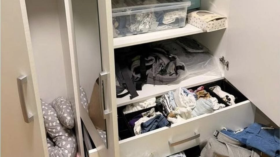 Uno degli armadi messi sottosopra nella casa di via Alciato Uno degli armadi messi sottosopra nella casa di via Alciato