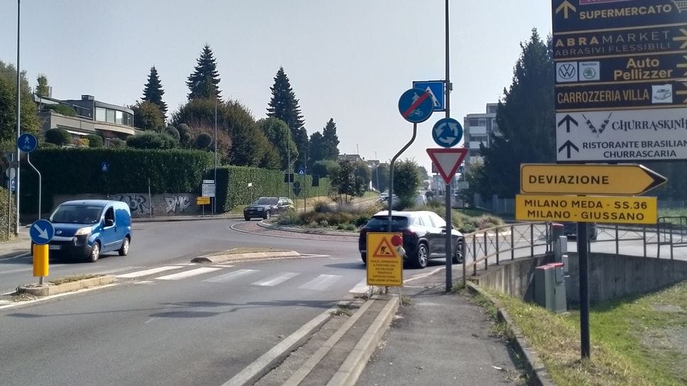 Le deviazioni da via Lombardia per evitare il cantiere