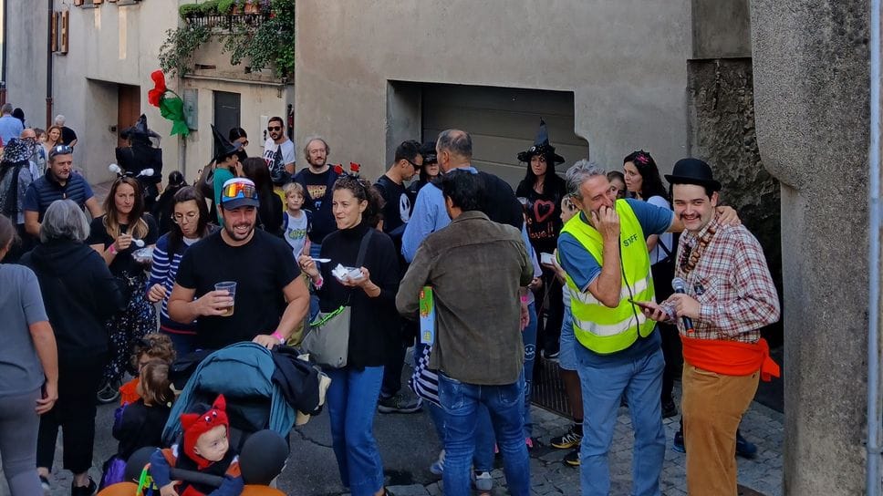 Tanta gente a Rovenna a partire dal primo pomeriggio di ieri Tanta gente a Rovenna a partire dal primo pomeriggio di ieri
