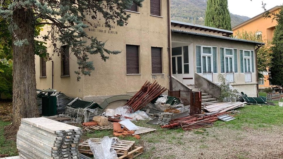 Sono cominciati i lavori per l’abbattimento del vecchio asilo di Ca’ Mornigo, abbandonato da tempo e che nessuno ha voluto acquistare (Bartesaghi) Sono cominciati i lavori per l’abbattimento del vecchio asilo di Ca’ Mornigo, abbandonato da tempo e che nessuno ha voluto acquistare (Bartesaghi)