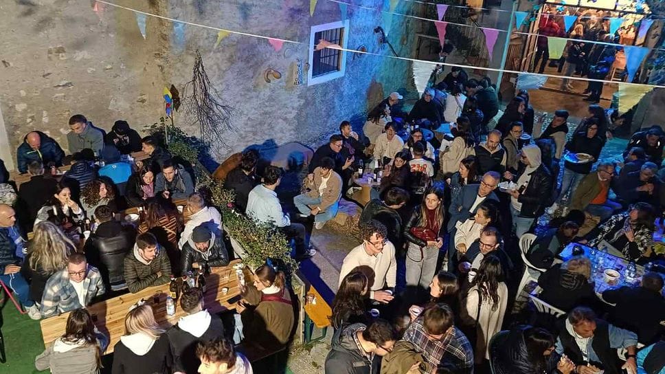 Un’immagine emblematica dell’incredibile afflusso di persone alla Festa dei Crotti  (Bartesaghi)