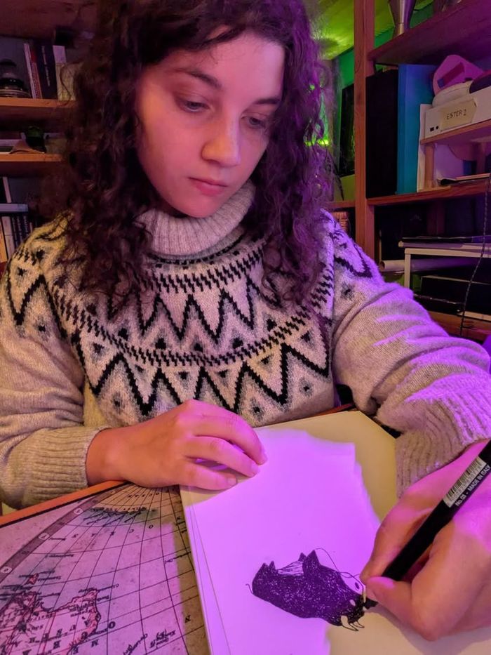 Ester Pezzetta mentre disegna con la mano sinistra Ester Pezzetta mentre disegna con la mano sinistra