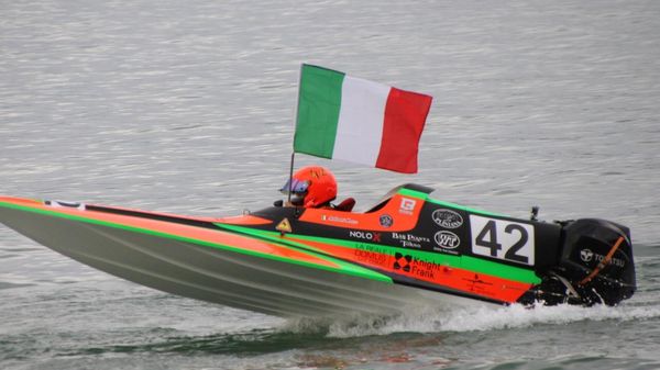 Andreani alla guida del suo GT 30 2025  festeggia il tricolore