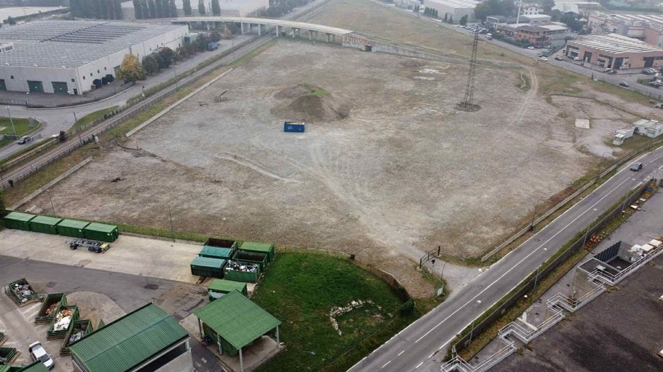 Nelle scorse settimane si sono rivisti gli operai per fare ordine e pulizia nel cantiere,