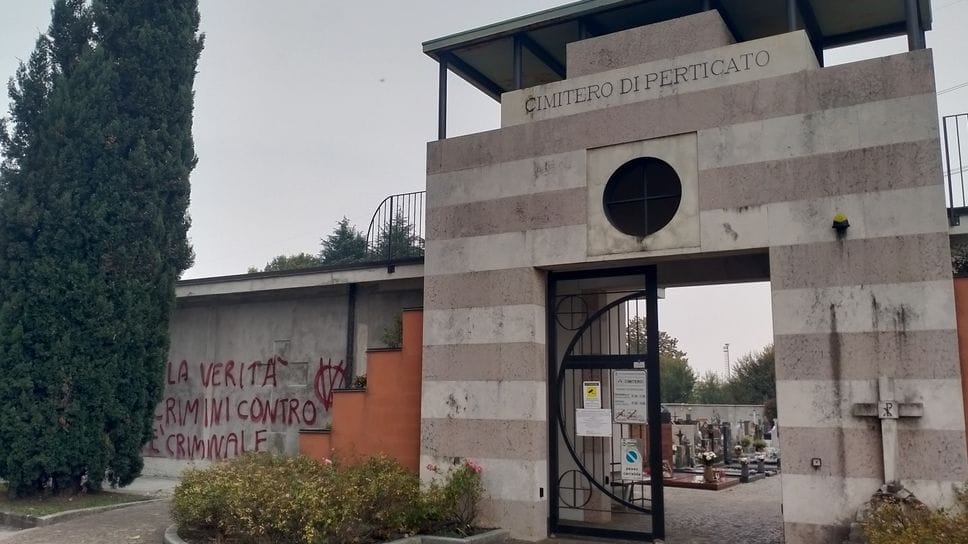 Il blitz dei vandali ha imbrattato i muri esterni del campo santo