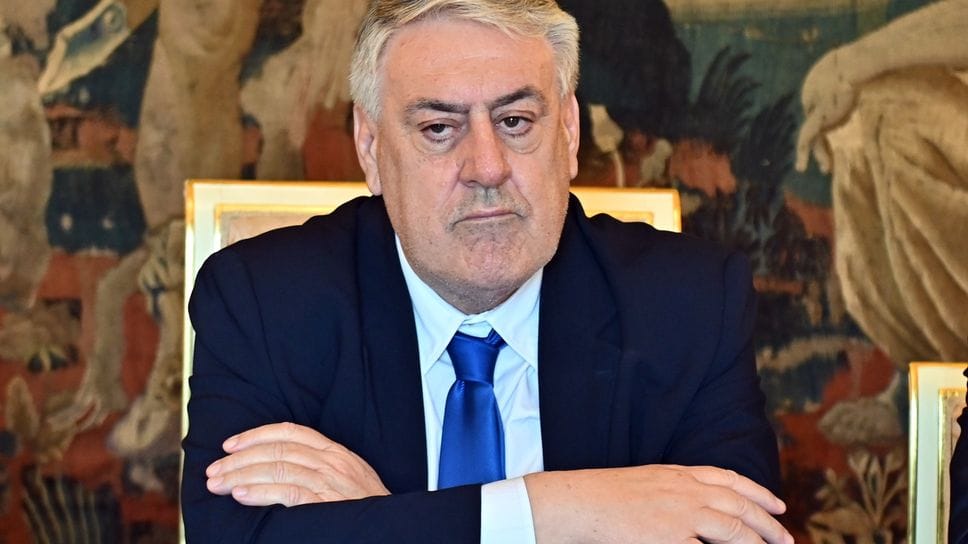 Il presidente della Provincia, Fiorenzo Bongiasca e due pagine de “La Provincia” sul tema Il presidente della Provincia, Fiorenzo Bongiasca e due pagine de “La Provincia” sul tema