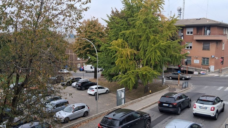 L’area di piazzale Fratelli Cervi si trova di fronte alla caserma dei carabinieri, con posti riservati ai militari L’area di piazzale Fratelli Cervi si trova di fronte alla caserma dei carabinieri, con posti riservati ai militari