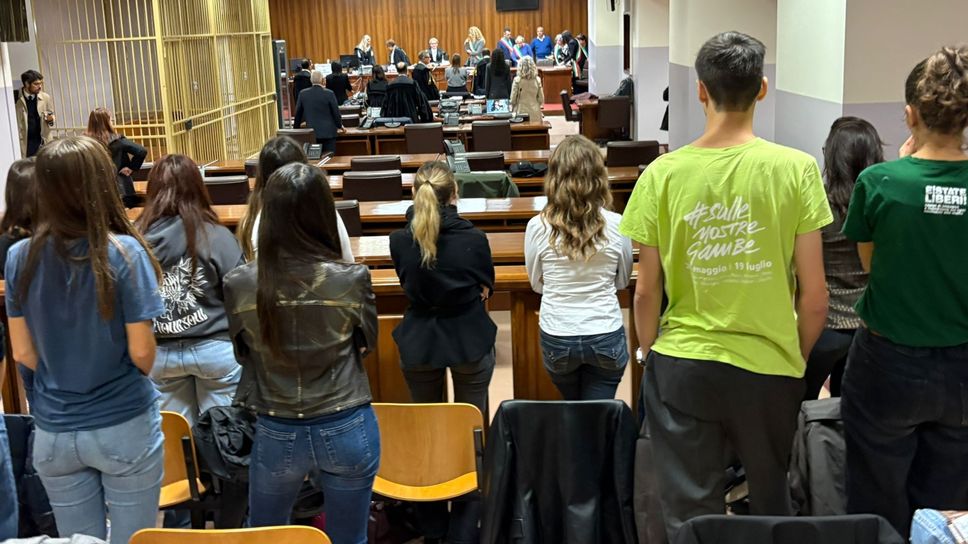 Gli studenti dell'istituto Carducci di Milano, la scuola di Cristina Mazzotti, in aula a Como ieri mattina Gli studenti dell'istituto Carducci di Milano, la scuola di Cristina Mazzotti, in aula a Como ieri mattina