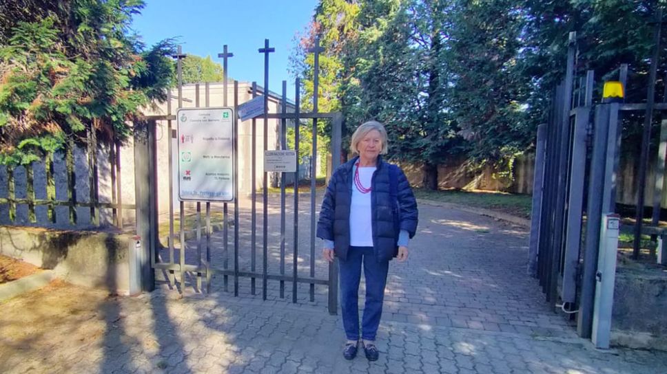 Anna Seregni davanti al cimitero Anna Seregni davanti al cimitero