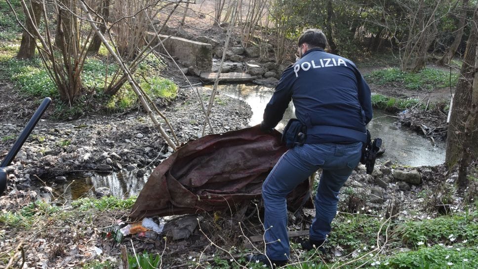 Un agente interviene in un bosco nel corso di un’operazione antidroga