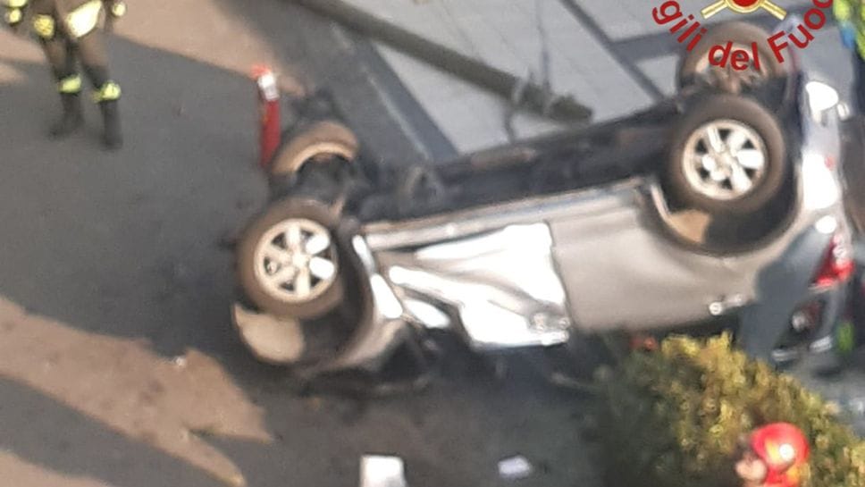 L’auto ribaltata dopo il tremendo volo L’auto ribaltata dopo il tremendo volo