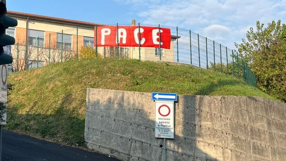Lo striscione “Pace” campeggia di nuovo sulla recinzione della scuola Lo striscione “Pace” campeggia di nuovo sulla recinzione della scuola