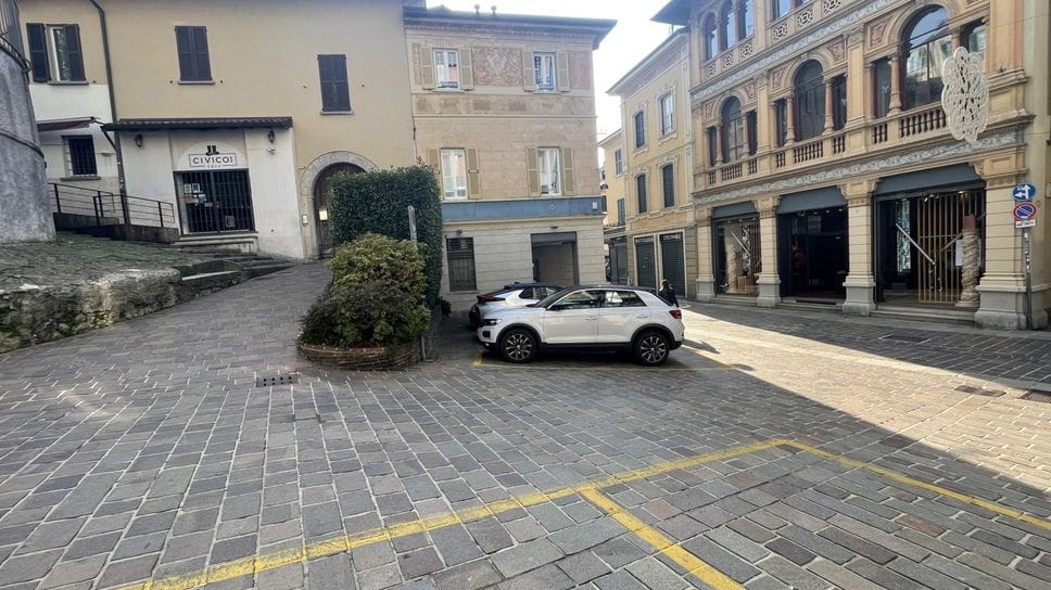 I parcheggi per residenti in via Matteotti a Cantù I parcheggi per residenti in via Matteotti a Cantù