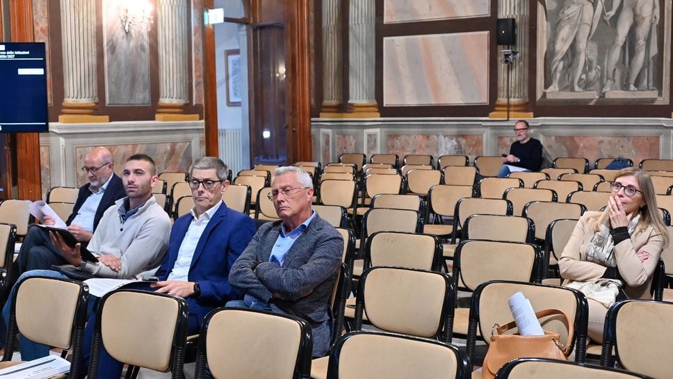 La seduta di consiglio provinciale (in fondo Alessandro Rapinese)