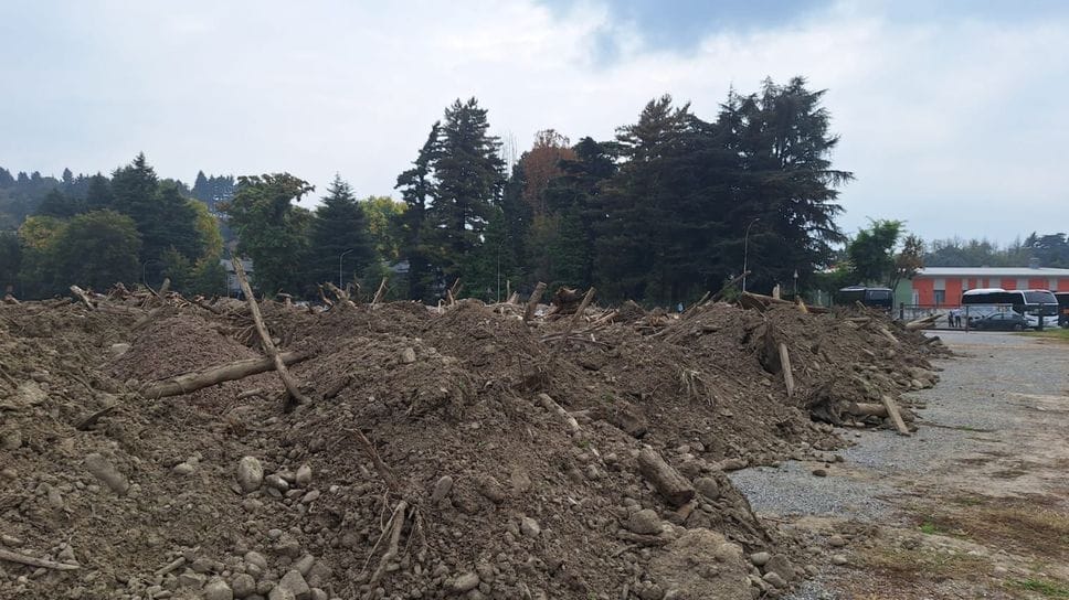 I detriti accumulati a Muggiò rimarranno a lungo nell’area comunale