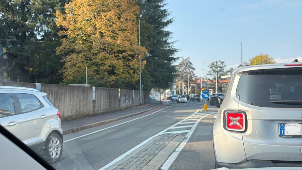 In fila indiana lungo via Isonzo: l’autore della foto è Simone Conti In fila indiana lungo via Isonzo: l’autore della foto è Simone Conti