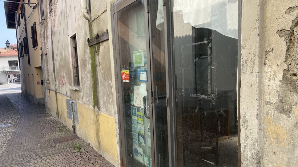 Negozi chiusi in via Nazionale a Cucciago Negozi chiusi in via Nazionale a Cucciago
