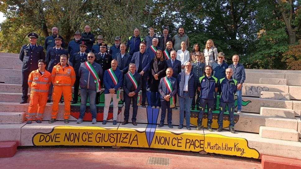 La foto di gruppo sui gradoni caratterizzata dalla frase di M.L. King
