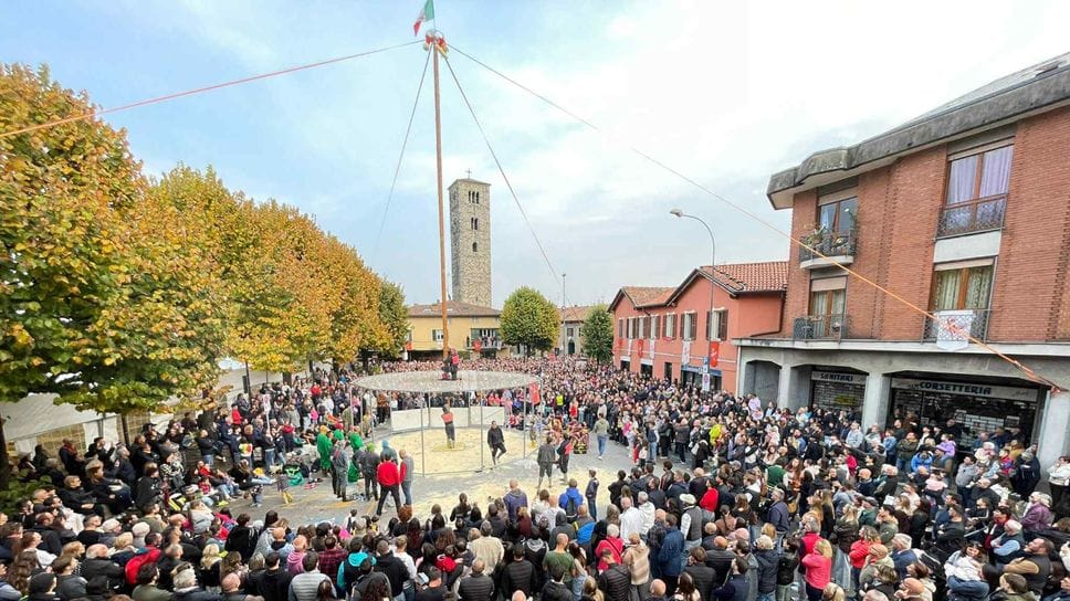 Folla per l’avvincente gara del palo della cuccagna vinta dai bergamaschi Rosengarden Folla per l’avvincente gara del palo della cuccagna vinta dai bergamaschi Rosengarden
