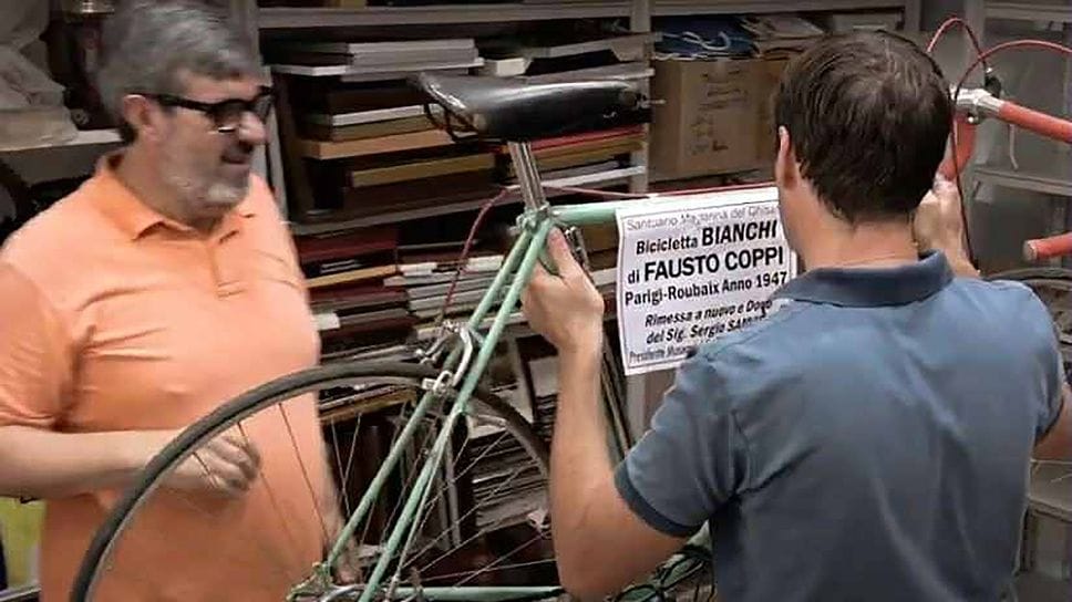 Carlo Ballabio (a sinistra) e un collaboratore impegnati nelle operazioni di catalogazione Carlo Ballabio (a sinistra) e un collaboratore impegnati nelle operazioni di catalogazione